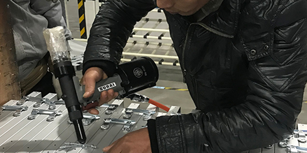 鉚釘槍的操作使用及維護保養